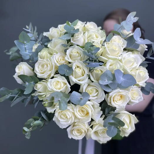 35 белых роз с эвкалиптом 🌿