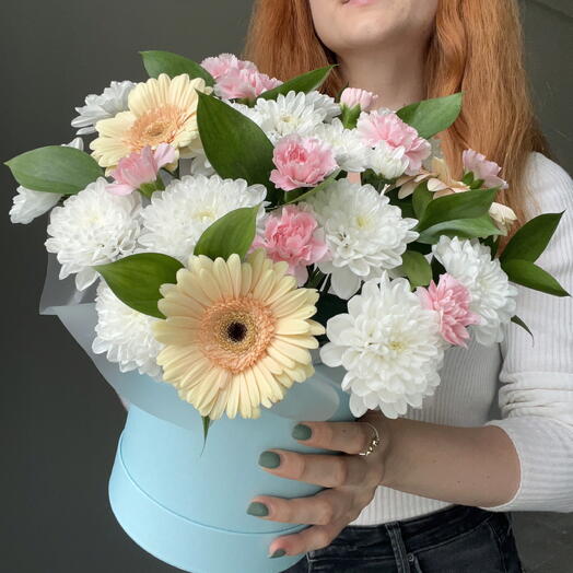 Композиция Гербера, рускус, Хризантема и диантус в коробке