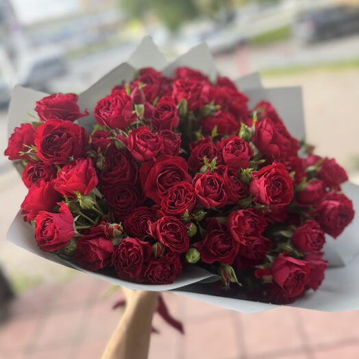 Авторский букет из 17 кустовых пионовидных роз