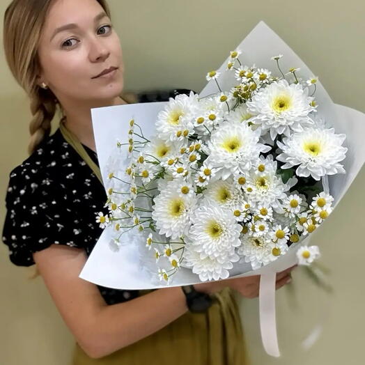 Букет из белых кустовых хризантем 5 шт. С матрикарией ( ромашка камилла, танацетум) 3 шт