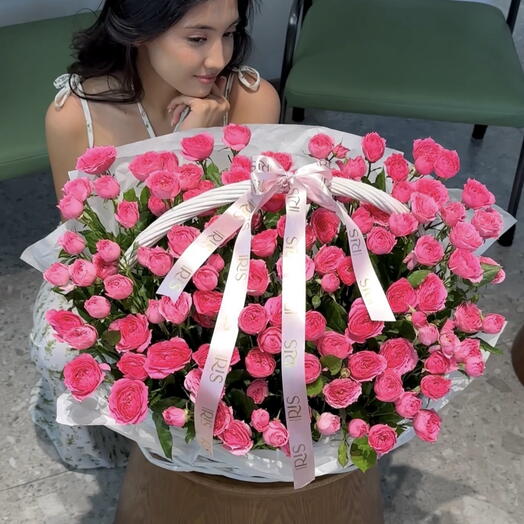 Каждый бутон — маленькое признание в любви. Корзина из спрей-роз💐