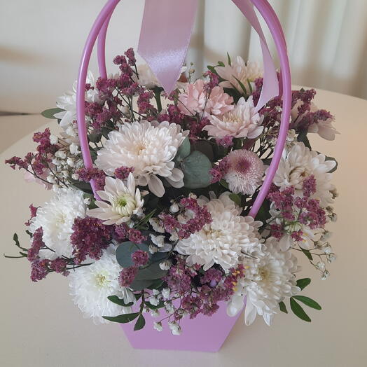 Композиция из хризантем в корзинке