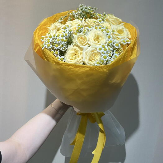 Букет из кустовых желтых роз/матрикарий