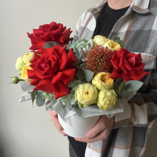 Композиция с розами и гортензией