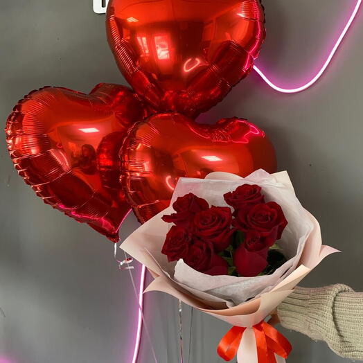 Набор «Love Story»: 7 красных роз с воздушными шарами-сердцами