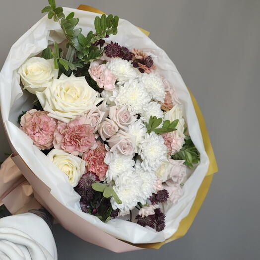 Букет из хризантемы, кении, розы кустовой, гвоздики, гвоздики кустовой