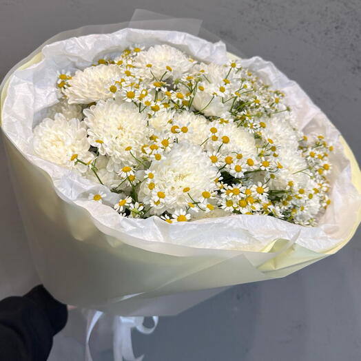 Букет из ромашки и белой кустовой хризантемы