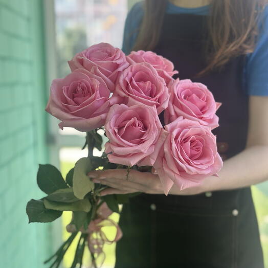 7 нежных роз под ленту