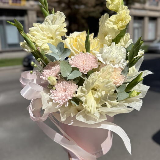Коробка с гладиолусами, диантусами и хризантемой