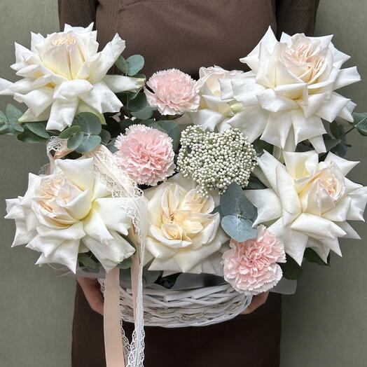 Корзина с ароматными розами White O hara