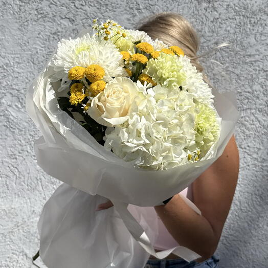 Летний букет с гортензией,ромашкой и диантусами