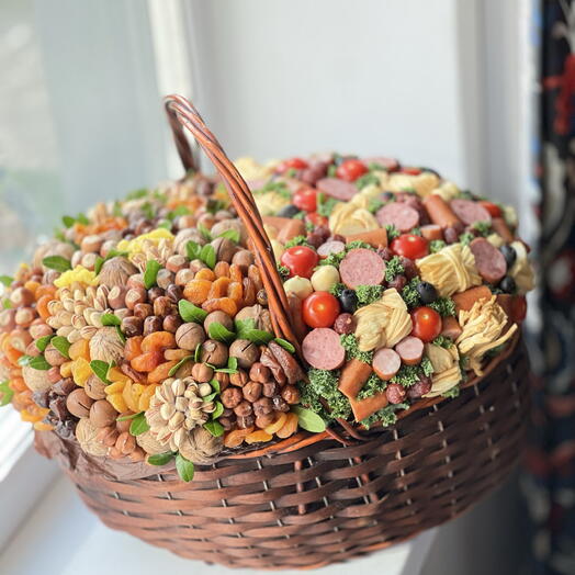 Корзина подарочная с сухофруктами, колбасами и сырами