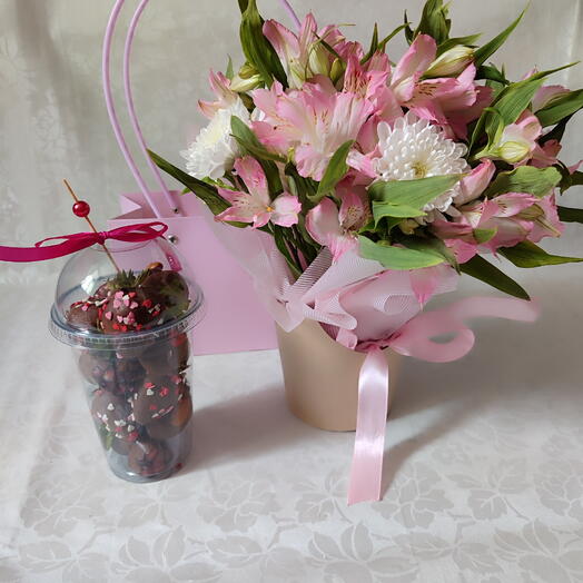 Клубника в молочном шоколаде+цветы альстромерии 🍓💐