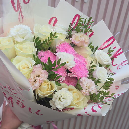 Букет 💐 с розами и эустомой в оформлении