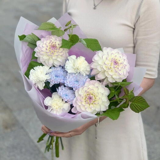 Нежный необычный букет с георгинами💜