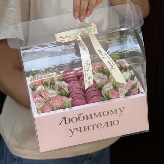 Бокс «Любимому Учителю» с сезонными цветами и макарунс от «Флора Маркет»