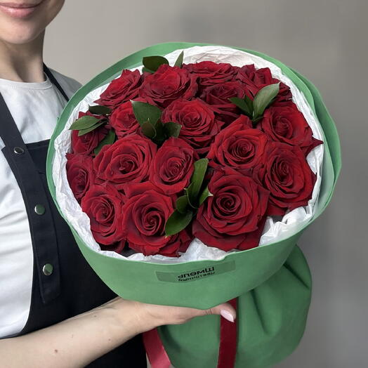 Монобукет из 17 эквадорских красных роз с рускусом
