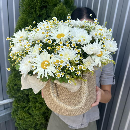 Корзина с полевыми ромашками 💐