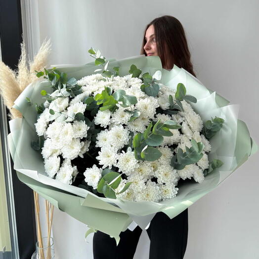 Букет из кустовых хризантем и эвкалипта