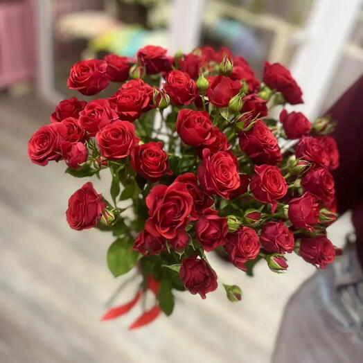 Букет из 9 красных кустовых роз под ленту