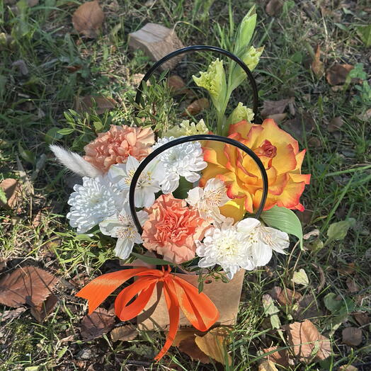 Композиция на 1 сентября с французской розой, гвоздиками, хризантемой, альстромерией и гладиолусом