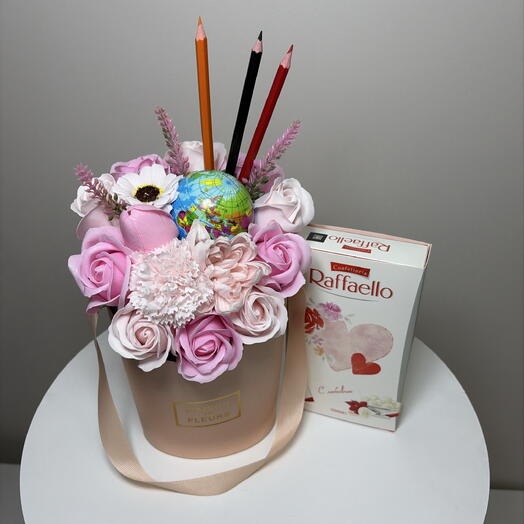 Букет из мыльных цветов с глобусом и карандашами и конфетами raffaello