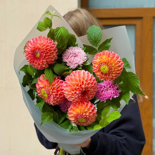 Сезонные крупные георгины и астры (свежесрезанные от фермеров)