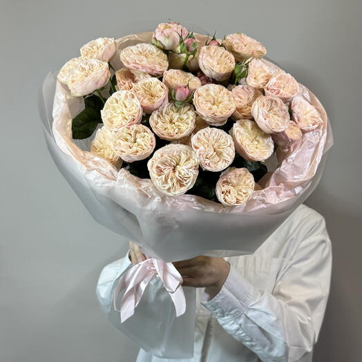 Букет из кустовых пионовидных роз