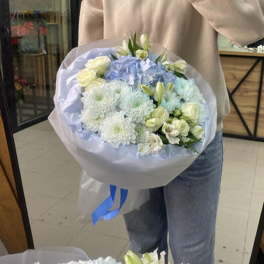 Букет с гортензией и кустовыми розами