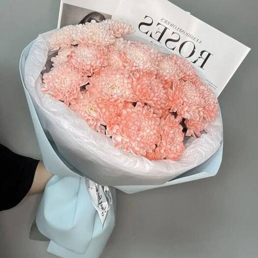 Букет из персиковых кустовых хризантем