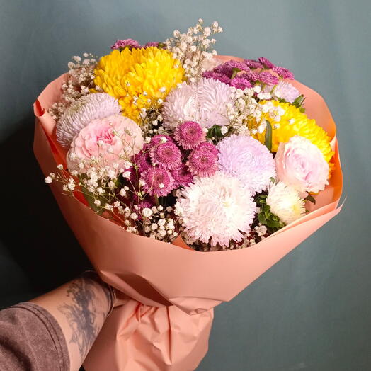 Букет с астрой, розовой розой, гипсофилой 🌸