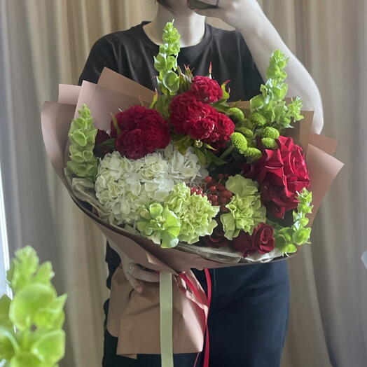 Яркий осенний букет с красными розами, целозией и молюцеллой 🌹