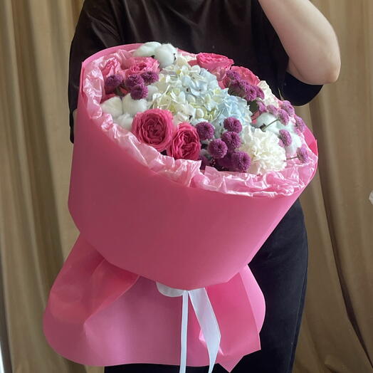 Букет с голубой гортензией, кустовой хризантемой и яркой кустовой розой💝