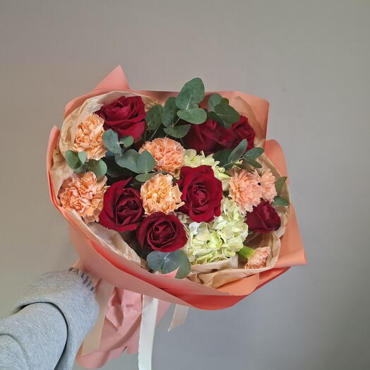 Персиковый букет с гортензией, розами и диантусами 🧡