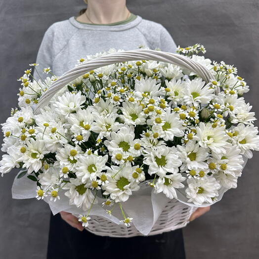 Basket with daisies