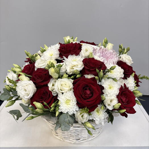Корзина с розами и хризантемами 🌹