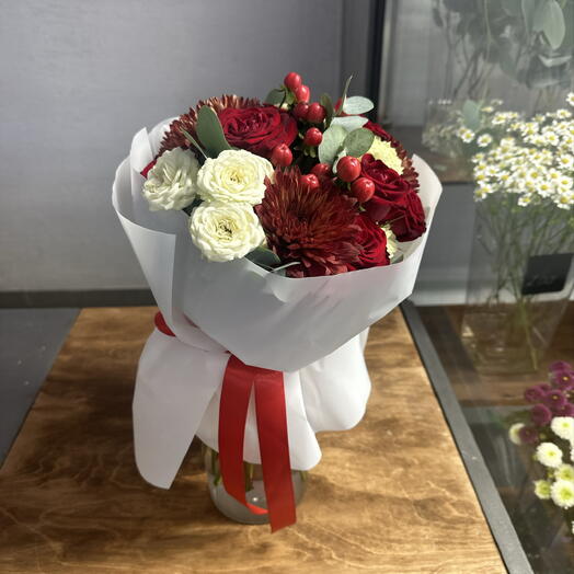 Букет с розами и хризантемой