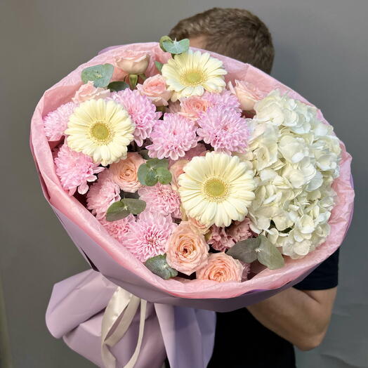 Букет «Нежность 💜🎀🌸» с гортензией, хризантемой, розой кустовой пионовидной, герберой и эвкалиптом