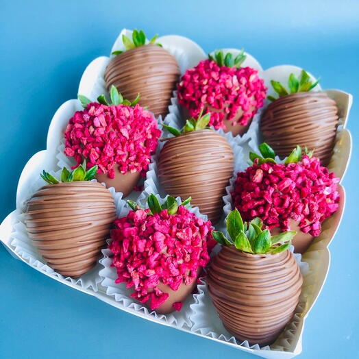 Клубника в молочном шоколаде 9 с ягодной посыпкой
