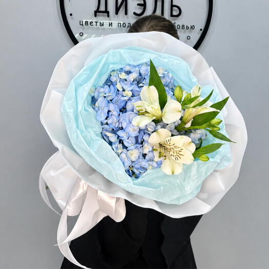 Букет с гортензией и альстромерией