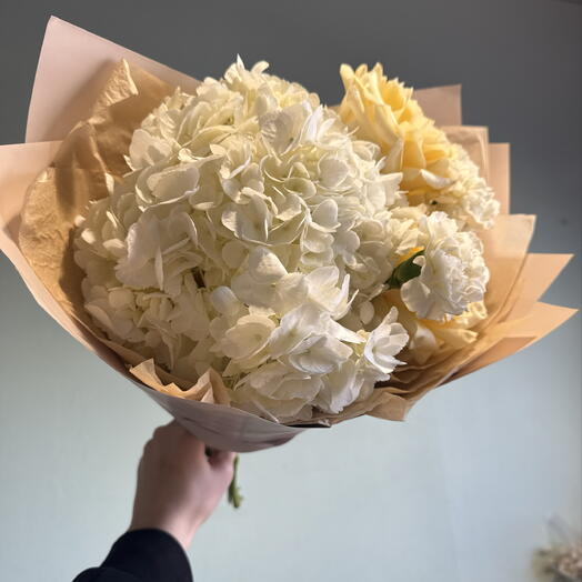 Букет из белой гортензии, роз канделайт и белых диантусов💕💐