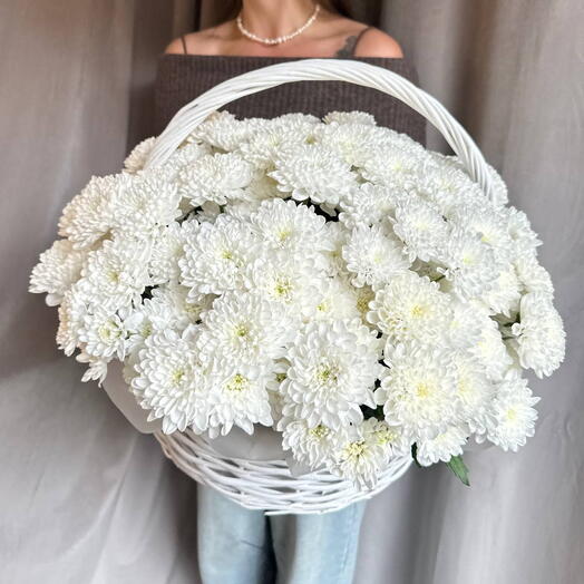 Шикарная корзина из белоснежных хризантем