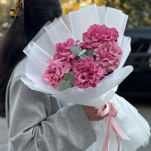 Моно букет из пионовидных роз