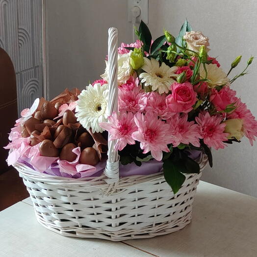 Корзина с клубникой и цветами