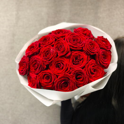 19 красных роз Red Naomi 60см в упаковке 🌹