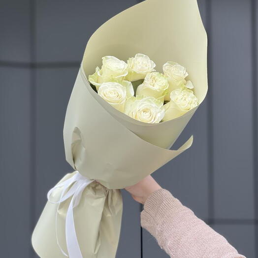 Lime bouquet of 7 white roses