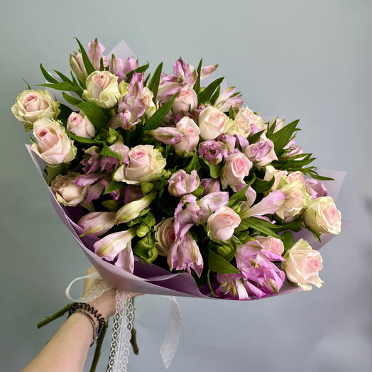 Кустовые розы и альстромерия
