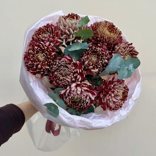 Букет с хризантемой и эвкалиптом