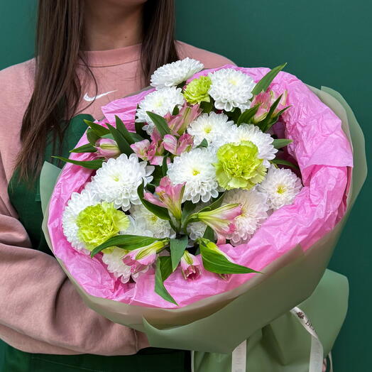 Круглый букет с хризантемой, альстромерией и диантусами 💚