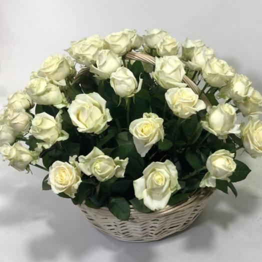 Rosas blancas en una canasta